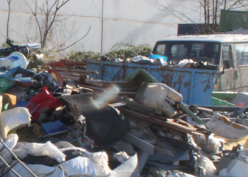 Bruciano rifiuti di ogni genere in una rivendita illegale di auto usate, denunciati dalla polizia