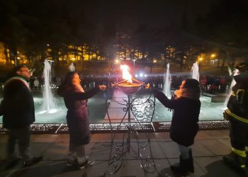 Cansu e Rasha accendono il braciere della speranza nella lunga notte in ricordo delle vittime del terremoto (Foto)