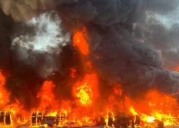 Inferno di fuoco in una ditta di autotrasporti, diversi camion in fiamme: ustionato il titolare