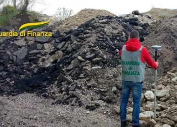 Migliaia di tonnellate di rifiuti pericolosi, la Guardia di finanza sequestra l’area 