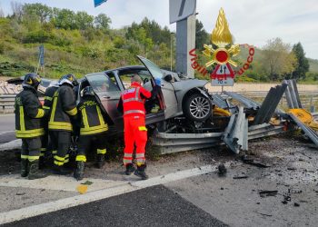 Ennesimo incidente in Abruzzo: auto si schianta contro guardrail, vivo il conducente