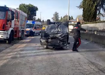 Auto si ribalta, famiglia abruzzese in ospedale: feriti genitori e figli