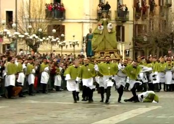 Folla di fedeli a Sulmona per la Madonna che scappa: fuoriprogramma con la caduta di un portatore