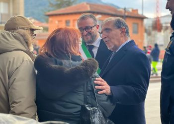 La Russa svela la stele del Fiore della memoria all’Aquila, qualcuno grida “non sei degno”
