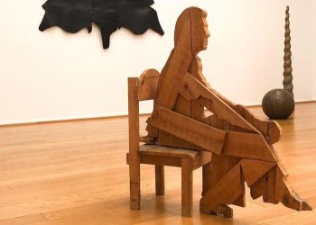 I mobili di design in legno dell’artista abruzzese Ceroli in mostra nel Chietino