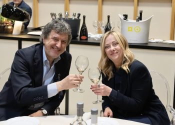 Tutti pazzi per il vino abruzzese, anche Giorgia Meloni brinda nel padiglione Abruzzo (Foto)