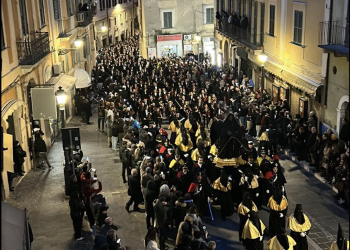 Oltre mille figuranti lungo le strade di Chieti per la processione del Venerdì Santo (Foto)