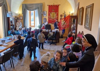Io, tu, noi…, i bambini della scuola materna “Bambin Gesù” in visita al Comune