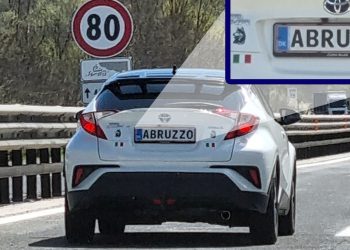 Auto targata “ABRUZZO” sull’A24: non è una fake ma è molto difficile averne una