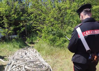 Tentano di rubare cavi di rame ma scatta l’allarme e scappano all’arrivo dei carabinieri