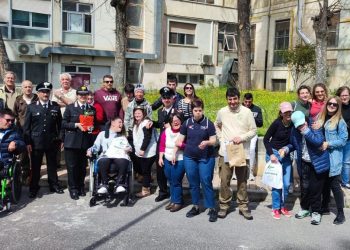 Carabinieri forestali piantano cento alberi nel giardino dell’ospedale e donano ai bimbi la talea di Falcone