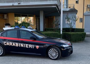 Picchiava la compagna in casa, giovane albanese arrestato dai carabinieri