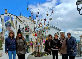 Le “uncinettine” di Casalanguida all’opera per riempire la città con uova di Pasqua (Fotogallery)