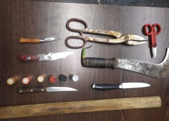 Fugge all’alt della polizia che lo insegue e lo blocca: in macchina coltelli, proiettili e una roncola