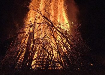 L’antico rito della festa di San Giorgio: domenica torna ad ardere il grande falò