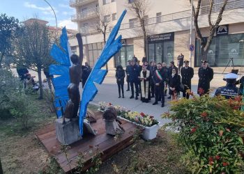 Sisma 2009: Fiori, lacrime e commozione di fronte all’ex casa dello studente in via XX settembre