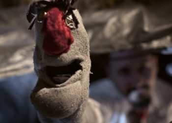 Le voci di fuori, Dario Aggioli porta in scena la vita di un ventriloquo