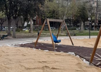 Nuovi giochi e pavimentazione in gomma nell’area gioco del parco Florida (fotogallery)