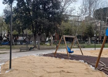 Nuovi giochi e pavimentazione in gomma nell’area gioco del parco Florida (fotogallery)