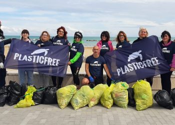 I volontari dell’associazione Plasticfree puliscono le aree verdi di San Salvo Marina (fotogallery)
