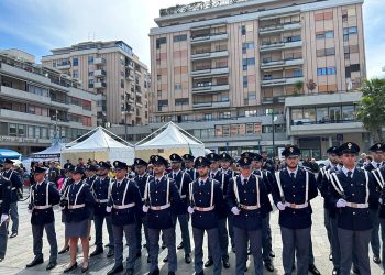 Pescara abbraccia la polizia nel giorno del 171esimo anniversario: festa a piazza Salotto