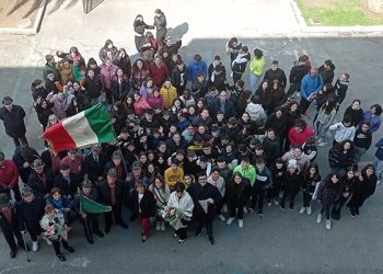 Cerimonia di consegna della bandiera tricolore restaurata alla scuola media Salvo D’Acquisto (foto)
