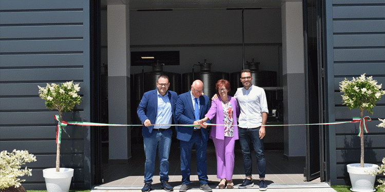 Il taglio del nastro per l'apertura ufficiale della nuova cantina