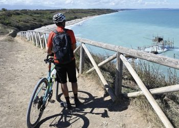 In libreria “Mare d’Abruzzo e trabocchi in bicicletta”: sette itinerari tra natura, storia e scenari mozzafiato