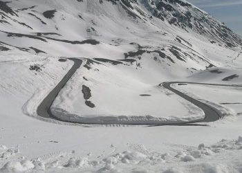 Campo Imperatore si prepara ad accogliere il Giro: una lingua d’asfalto tra muri di neve