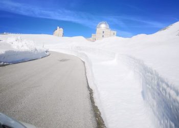 Campo Imperatore si prepara ad accogliere il Giro: una lingua d’asfalto tra muri di neve