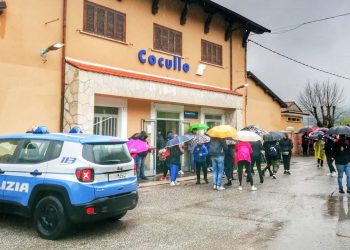 Il maltempo non ferma la Festa dei serpari: presa d’assalto la stazione di Cocullo