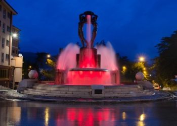 La suggestiva immagine della fontana luminosa illuminata di rosso contro la sclerosi multipla