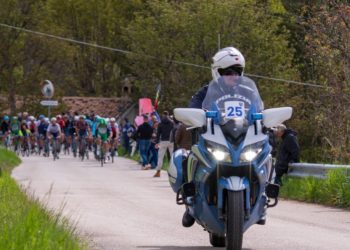 Arrivo alla settima tappa del Giro: l’azzurro della Polizia Stradale si fonde con il rosa
