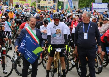 Giro d’Italia, oggi l’arrivo a Campo Imperatore: Marsilio in sella alla partenza (Fotogallery)