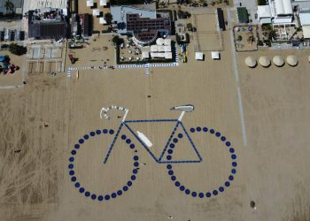 L’installazione in spiaggia di Art.Lab accoglie il passaggio del Giro d’Italia a Roseto