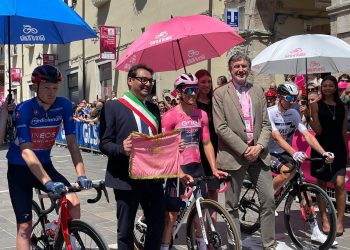 Pescara si tinge di rosa per il passaggio del Giro d’Italia lungo la riviera