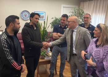 Trova un portafoglio con 800 euro e lo consegna in questura, ricompensato giovane pakistano