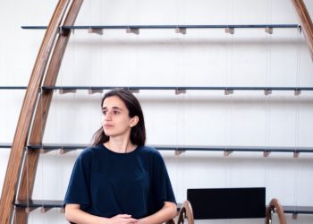 Designer abruzzese costruisce mobili con le sue mani insieme agli artigiani di Orsogna e spopola a Milano