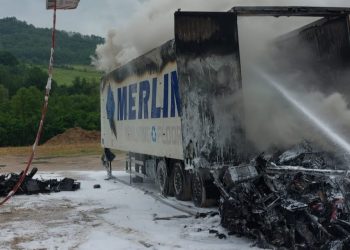 In fiamme camion dei rifiuti: incendio domato dopo ore dai vigili del fuoco