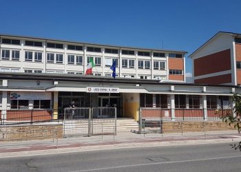 Dirigente nega a insegnante copia di verbale di consiglio a cui aveva partecipato: condannato liceo abruzzese