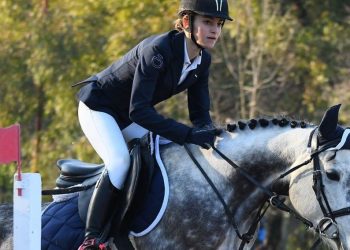 La giovanissima cavallerizza abruzzese Mia Ricciutelli tra i migliori fantini del mondo a piazza di Siena