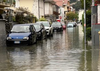 Nubifragio nella notte, fiumi di acqua e fango lungo le strade di Montesilvano (foto)