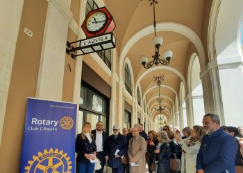 Lo storico orologio Omega è tornato a scandire il tempo sotto i portici di corso Vittorio Emanuele