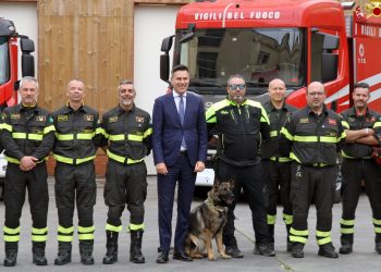 L’onorevole Guerino Testa in visita nella sede dei vigili del fuoco di Pescara