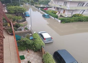 Nubifragio nella notte, fiumi di acqua e fango lungo le strade di Montesilvano (foto)
