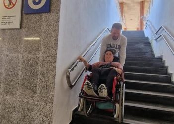 L’ascensore della stazione è rotto, donna con disabilità portata in braccio