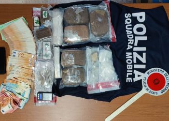 Chili di eroina nascosti in casa, valore di oltre 50mila euro: arrestato 51enne