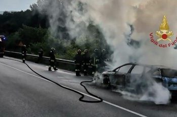 Auto prende fuoco sulla Trignina, in salvo una famiglia e il suo cane