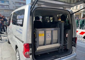 Il dono di Paola ai suoi concittadini: un mezzo di trasporto per le persone a mobilità ridotta