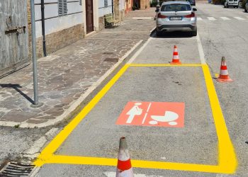 Donne in gravidanza e genitori con bimbi piccoli: installati 9 parcheggi rosa a Mosciano Sant’Angelo